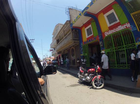 Dirigindo pelas ruas de Cap-Haitien, a segunda maior cidade do Haiti